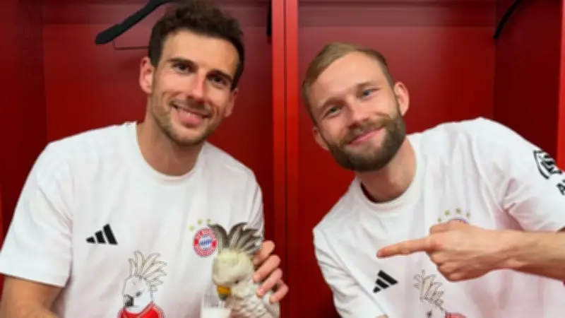 Bayern feiert 35. Meistertitel: Kult-Kakadu trinkt Champagner in der Kabine