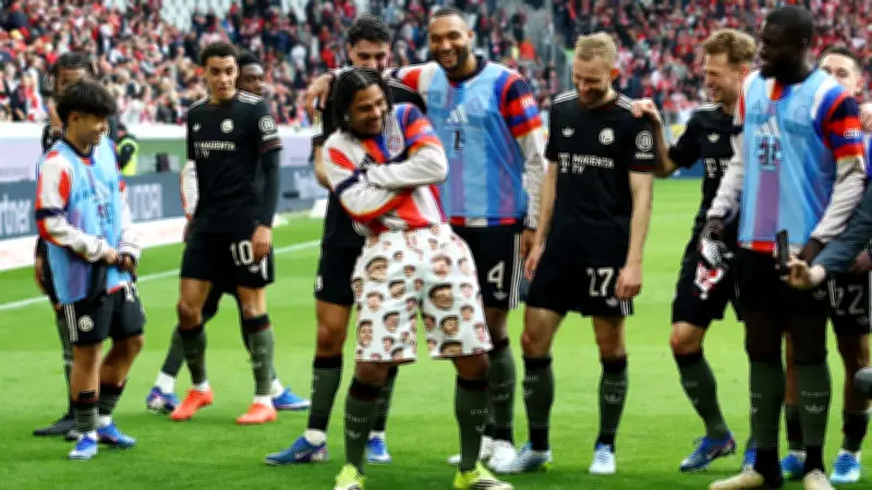 Bayern-Sieg in Freiburg: Gnabry feiert mit Goretzka-Badehose - muss sie aber zurückgeben