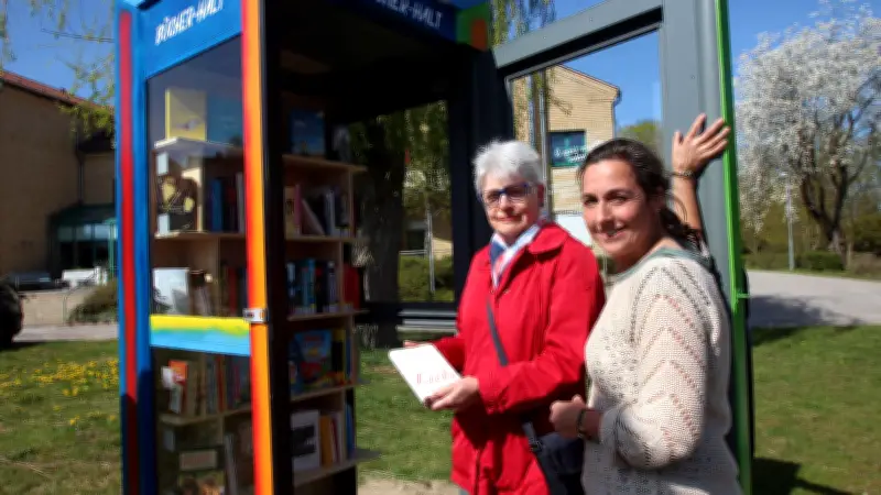 Bücherzelle im Malchiner Stadtpark: Tauschplatz rund um die Uhr