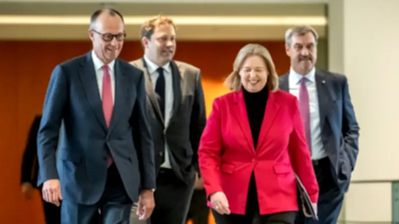 Beamtenbund fordert 1000-Euro-Prämie für Beamte und Minister zur Spritkosten-Entlastung