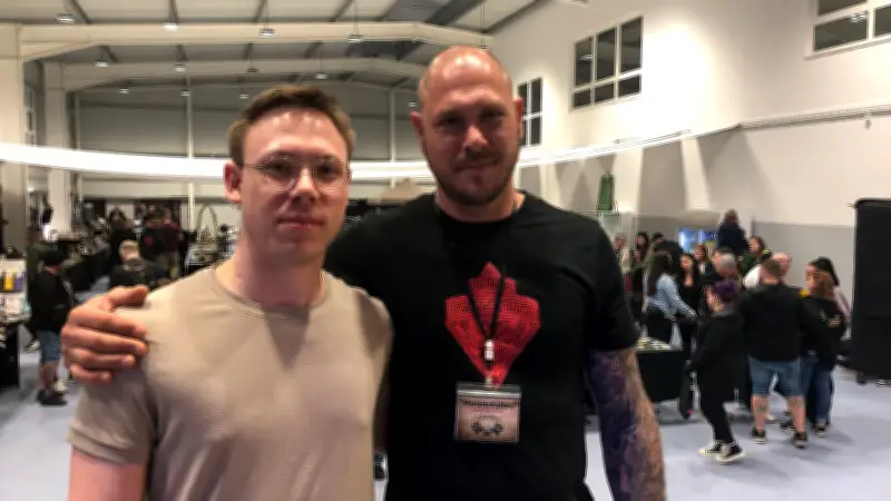 Benefiz-Tattoomesse in Gützkow: Vater-Sohn-Duo sammelt mit Kunst für krebskranke Kinder