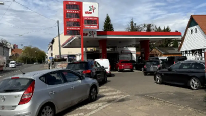 Benzin-Preiswunder in Bielefeld: Super E10 unter 2 Euro löst kilometerlangen Stau aus