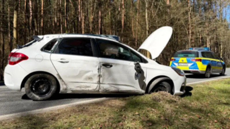 Überholmanöver auf B109 endet dramatisch: Citroën überschlägt sich zweimal