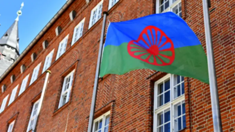 Berlin hisst Flagge der Sinti und Roma: Senatorin Kızıltepe sieht Diskriminierung, Kritik an Beweislage