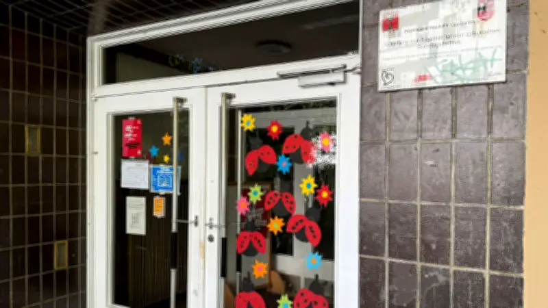 Berlin-Neukölln: Kind stürzt in vier Meter tiefen Betonschacht auf Schulgelände