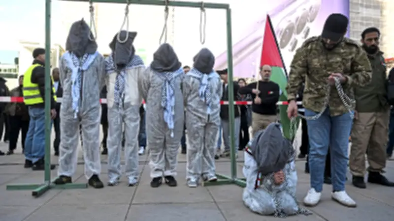 Berlin verbietet Hinrichtungs-Szenen auf Demonstrationen nach verstörendem Gaza-Protest