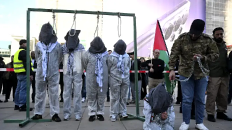 Berliner Alexanderplatz: Pro-palästinensische Demonstranten inszenieren menschenverachtende Hinrichtungsszene