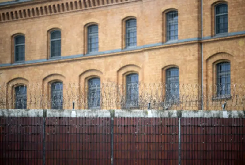 Berliner Gefängnispersonal erhält mehr Schutz: Stichsichere Schals und zusätzliches Geld