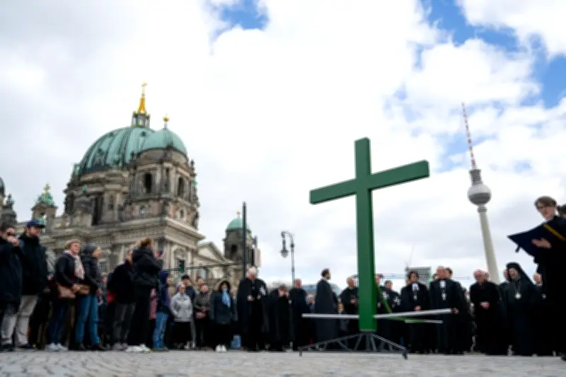 Berliner Karfreitagsprozession thematisiert psychische Erkrankungen mit grünem Kreuz