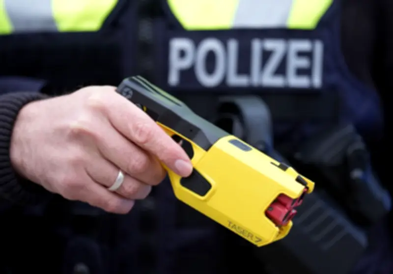 Berliner Polizei setzt Taser ein: Betrunkener Mann nach Schnapsdiebstahl festgenommen