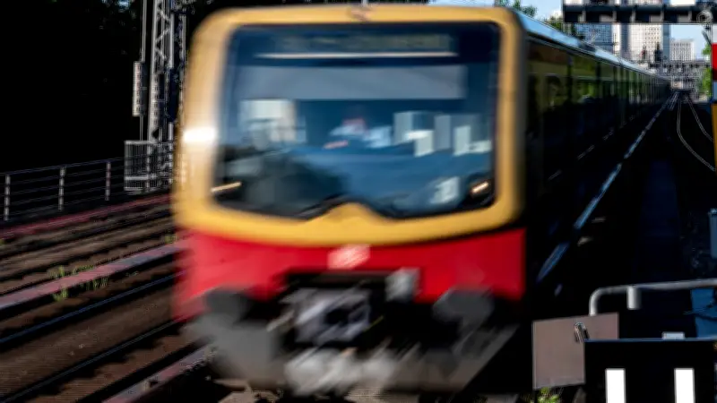 Berliner S-Bahn: Helfer erleidet Gesichtsfrakturen nach Attacke durch Belästiger-Gruppe