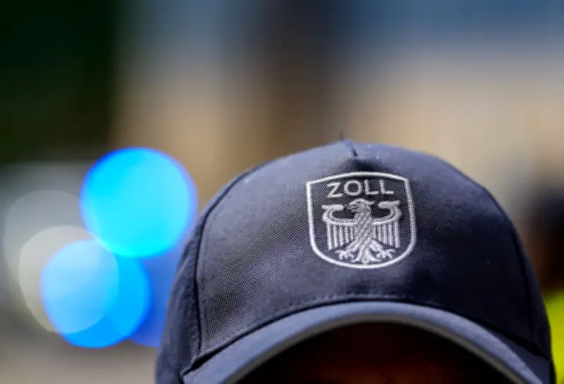 Berliner Zoll beschlagnahmt 28.000 Dosen Snus und 7 Kilo Cannabis in Shisha-Shop