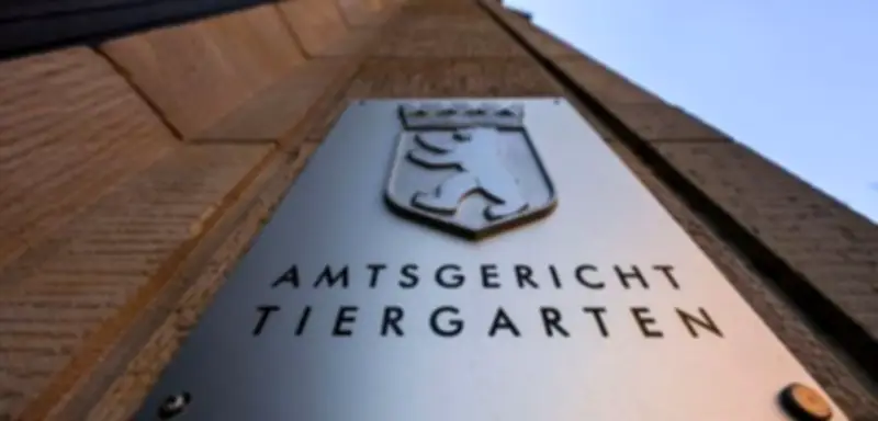 Berliner zu einem Jahr Haft verurteilt: Beleidigungen und Bedrohungen gegen Polizei und Justiz