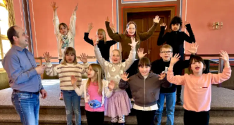 Bernburger Kinder präsentieren Musical 'Eule findet den Beat auf Europatour' beim Sachsen-Anhalt-Tag
