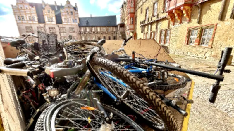 Bernburger Schlosshof: Rätsel um Container voller entsorgter Fahrräder gelöst