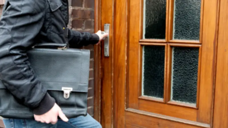 Betrüger gibt sich als Telekom-Mitarbeiter aus: Senioren in Güstrow getäuscht