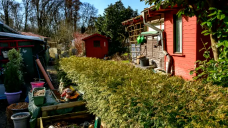 Betrunkener Einbrecher in Rostocker Gartenlaube entdeckt: Polizei ermittelt