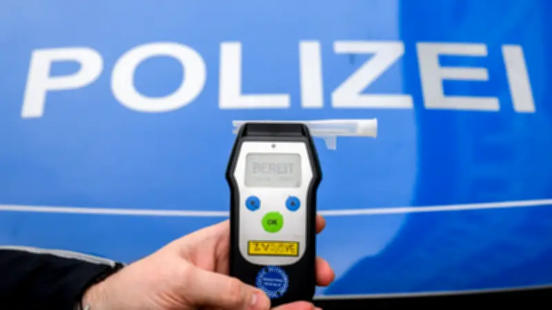 Betrunkener Radfahrer greift Polizisten in Neustrelitz an: Widerstand mit 2 Promille