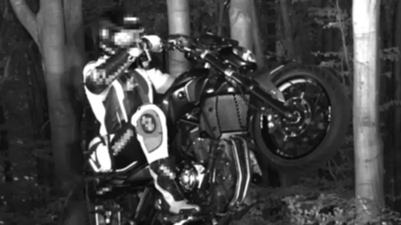 Biker mit 90 km/h in 50er-Zone: Wheelie im Blitzer erwischt