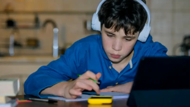 Bildungsexperte warnt: Smartphones und KI gefährden Schulleistungen der Generation Z