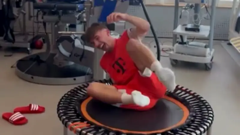 Bischof lacht über Karls Trampolin-Training: Video sorgt für Heiterkeit