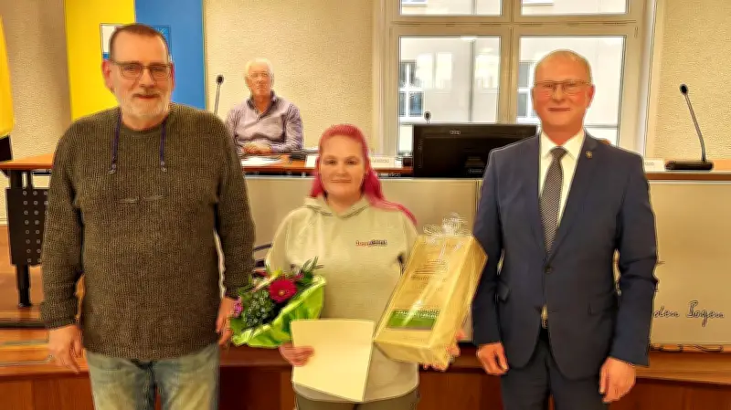 Bitterfeld-Wolfen ehrt junge Aktivistin: Samantha Erben erhält Ehrenurkunde für Jugendengagement