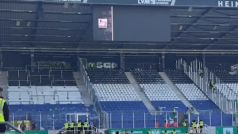 Blaues Wunder im Preußenstadion: Bielefeld-Fans hinterlassen Spuren