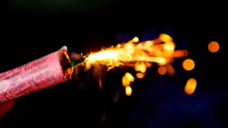 Böller-Explosion in Wohnung: Fünfjähriges Kind schwer an Hand verletzt