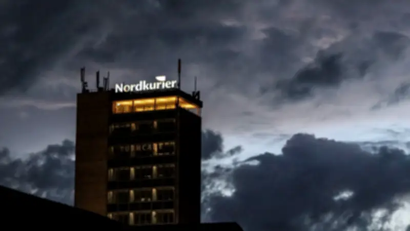 BMX-Show in Neubrandenburg: Atemberaubende Flugkunst vor dem Wahrzeichen