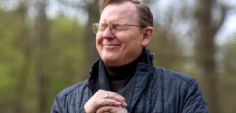 Bodo Ramelow tauscht Smartphone gegen Axt: Digital Detox auf Thüringisch