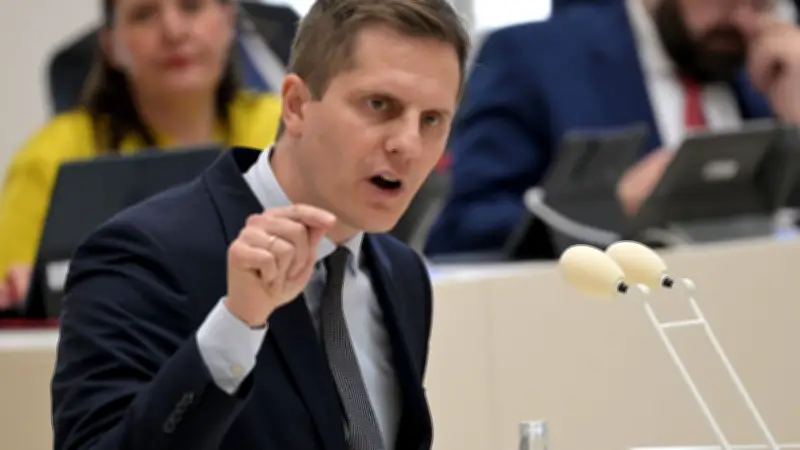 Brandenburgs Landtag debattiert über digitale Gewalt: Fußfessel für Täter und Strafen für Deepfakes