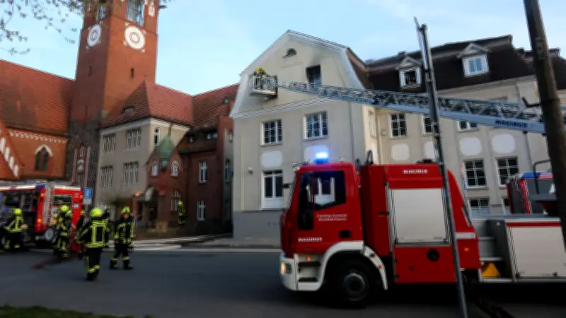 Brandstifter stirbt bei Feuer in Demmin: Elf Menschen gerettet, hoher Sachschaden