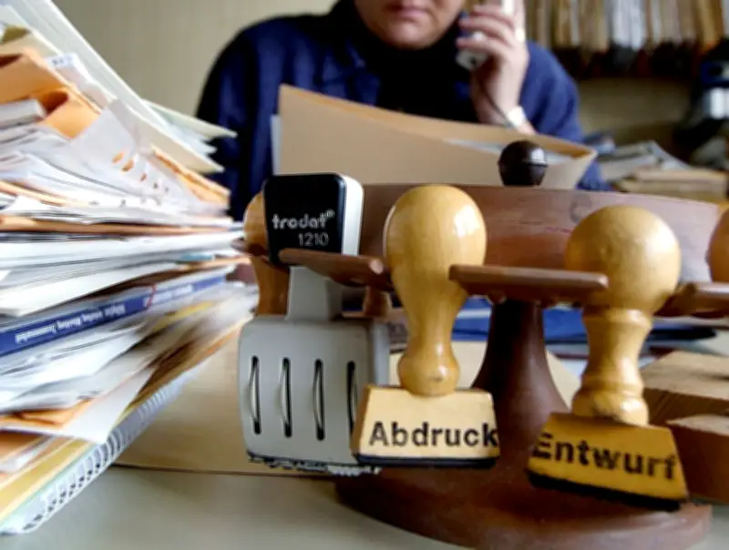 Bremer Beamte müssen länger arbeiten: Umstrittenes Gesetz verlängert Arbeitszeit ohne Gehaltsausgleich