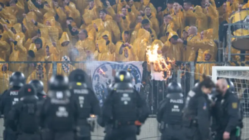 Brennende Hertha-Fahne als Auslöser? Spekulationen nach Gewalt-Exzess in Dresden
