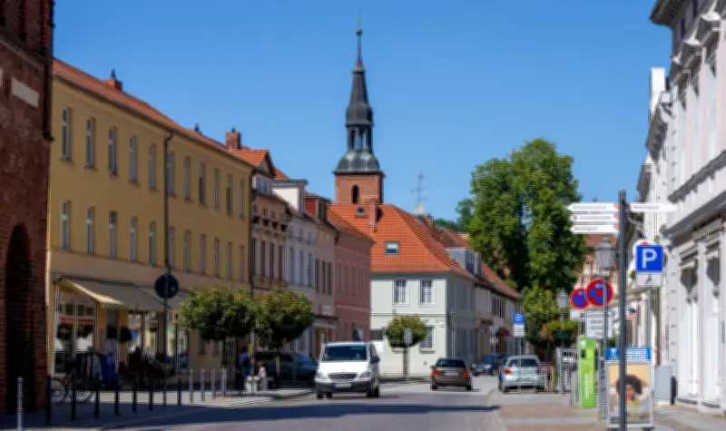 Büro der Partei „Der dritte Weg“ in Wittstock kurz nach Eröffnung mit Steinen attackiert