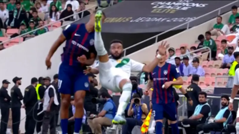 Brutaler Kopf-Tritt in AFC Champions League: Fallrückzieher wird zum Foul mit K.o.-Folgen