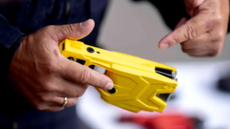 Bundespolizei stellt Elektroschocker am Dessauer Hauptbahnhof sicher - 15-Jähriger in Haftung