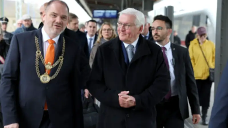 Bundespräsident Steinmeier auf dreitägiger Ortszeit-Reise: Selfies und Bismarck-Brötchen in Stralsund