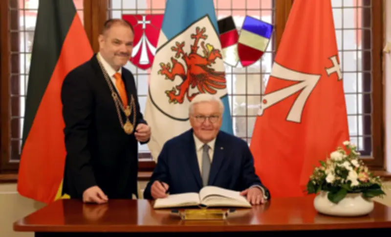 Bundespräsident Steinmeier besucht Stralsund: Werftbesuch und kontroverse Kaffeetafel-Diskussion