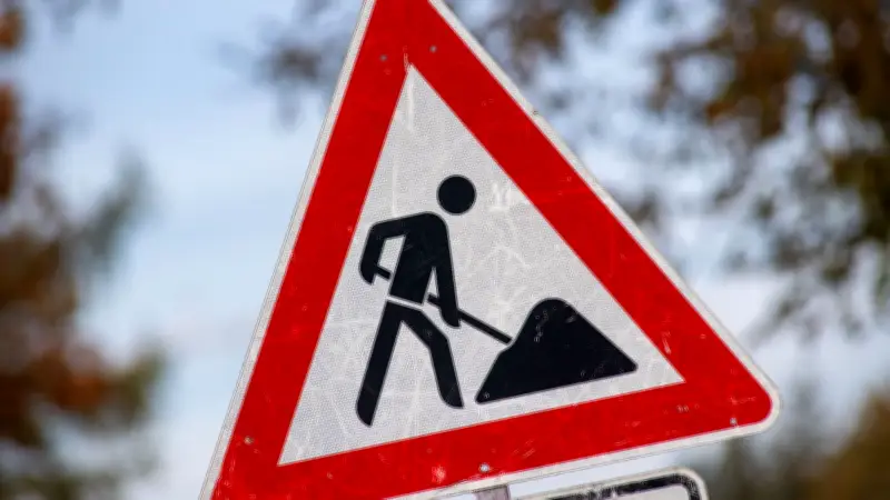 Bundesstraße 192 zwischen Waren und Neu Schloen wochenlang gesperrt – nur Schulbus darf passieren