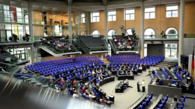 Bundestags-Fehlzeiten: Linke-Fraktion schwänzt am häufigsten - 17.000 Euro für Abwesenheit