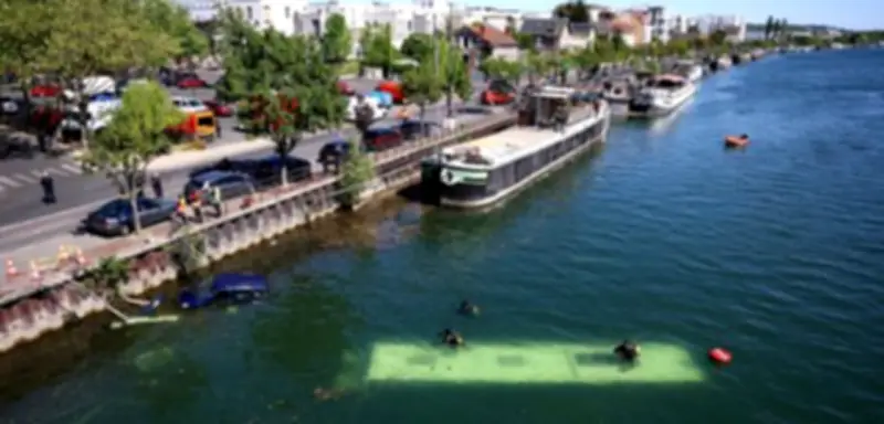 Bus stürzt bei Paris in die Seine: Vier Menschen gerettet