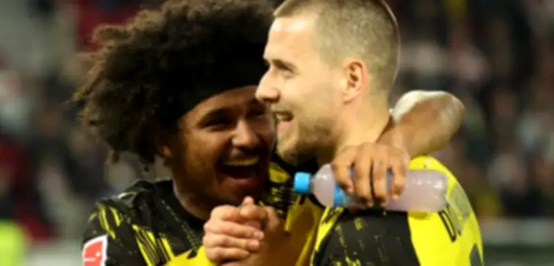 BVB siegt in Stuttgart mit Doppelschlag in der Nachspielzeit - Stuhl fliegt auf Rasen