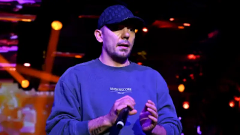 Capital Bra begeistert im Megapark: Entschuldigung für Wartezeit