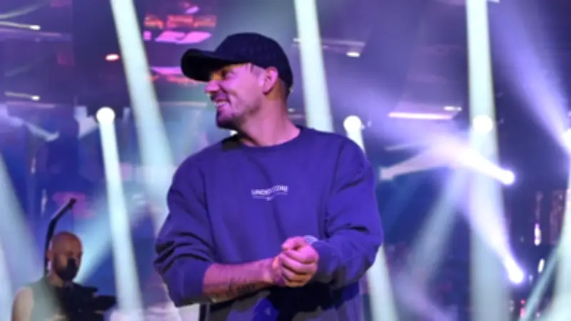 Capital Bra begeistert im Megapark: Erster Auftritt nach Drogen-Zusammenbruch