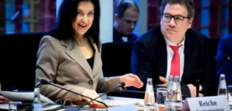 CDU-Wirtschaftsflügel stellt sich hinter Reiche: Rücktrittsforderungen nach Tankstreit mit SPD