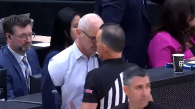 College-Basketball: Trainer-Drama nach Sieg! Kopf-an-Kopf mit Schiedsrichter