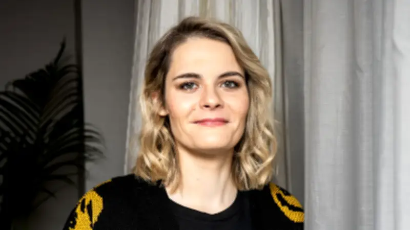 Comedy-Star Hazel Brugger enthüllt: Jahre unerklärlicher Schmerzen durch Glutenunverträglichkeit