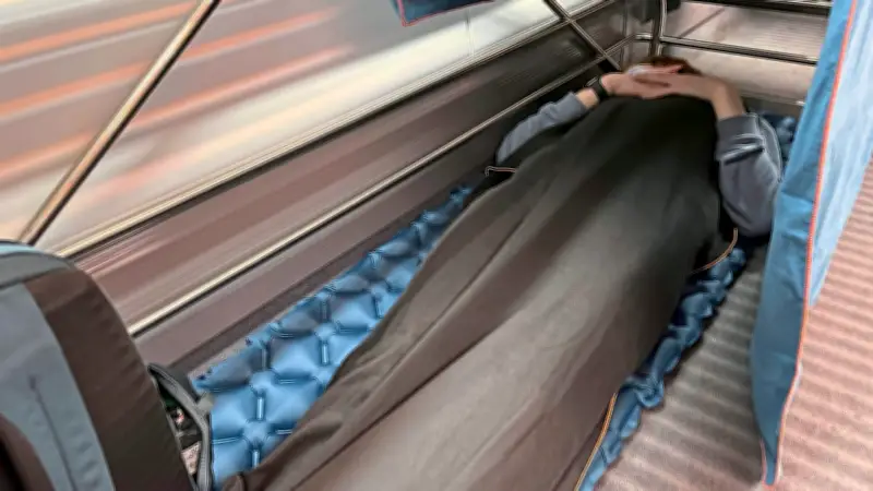 Darf man mit der BahnCard 100 dauerhaft im Zug leben? Anwalt klärt auf