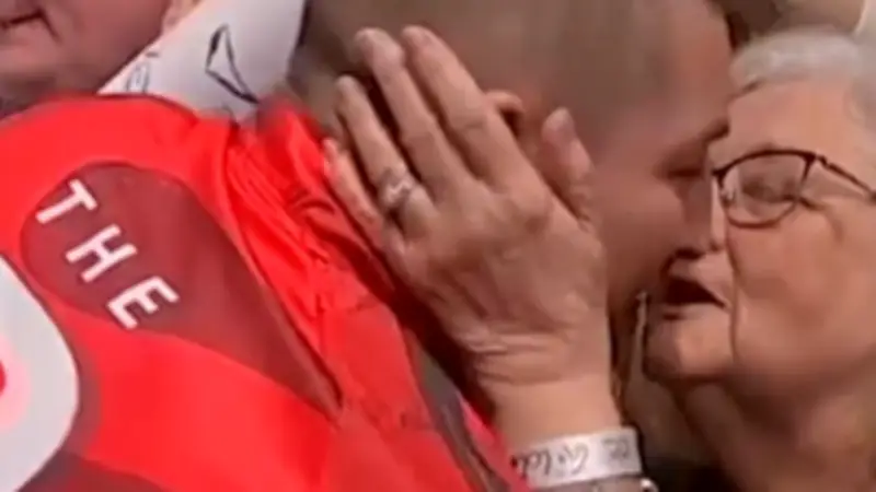 Darts-Skandal oder Herzlichkeit? Aspinall küsst die Frau seines Gegners beim Walk-on